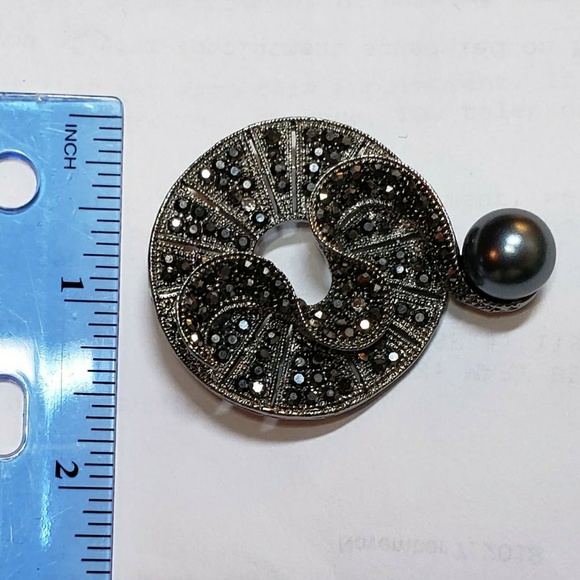 ❤GIFTED❤Marcasite & Faux Black Pearl Floral Brooch - Picture 4 of 6